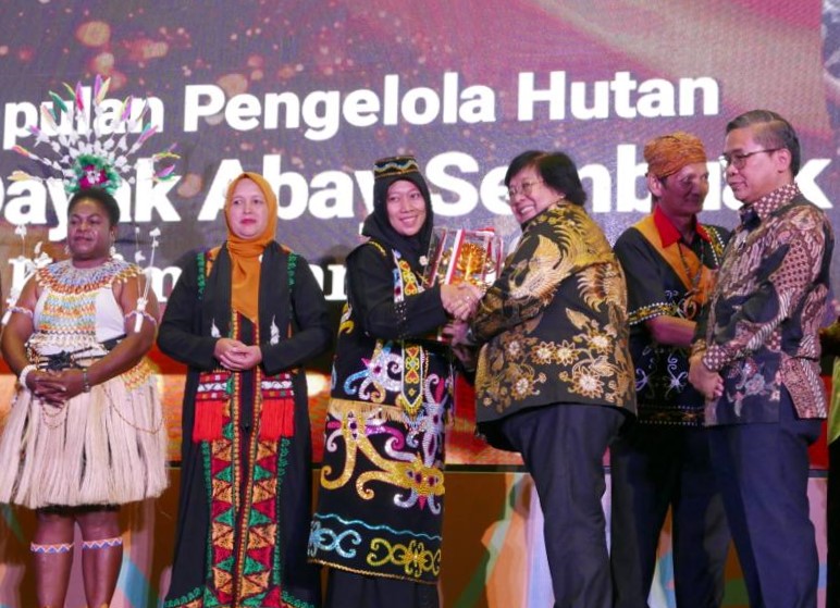 Ketua Yayasan Ulin, Suimah saat menerima penghargaan Kalpataru dari Menteri LHK-RI, Prof Siti Nurbaya Bakar di Auditorium DR Soedjarwo, Gedung Manggala Wanabakti, Jakarta