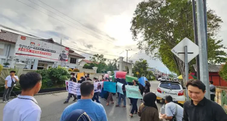 Ratusan warga melakukan aksi unjuk rasa di depan Kejari Bontang (dok:expresi)