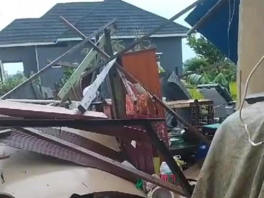 Potret rumah warga di Sangatta, Kutim rusak parah akibat angin kencang (Foto: Humas BPBD Kutim)