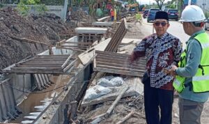 Bupati Kutai Timur, Ardiansyah Sulaiman tinjau proyek pengendalian banjir (dok: ek)