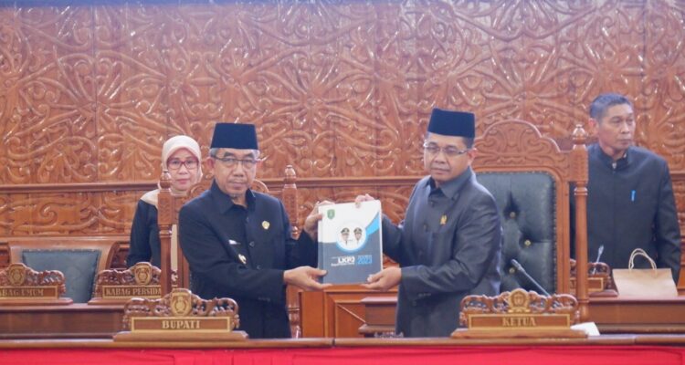 Bupati Kutim Ardiansyah Sulaiman dalam rapat paripurna DPRD Kutim (dok: indeksmedia)