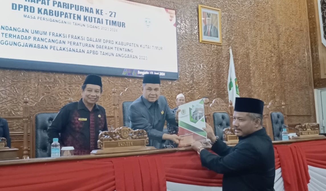 Legislator Kutim Sobirin saat memberikan pandangan umum fraksi dalam rapur DPRD Kutim (dok: indeksmedia)
