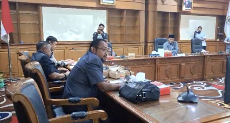 Legislator Kutim Faizal Rachman saat menyampaikan pandangannya dalam RDP terkait sengketa antara PT Indexim Coalindo dan Poktan Bina Warga (dok: indeksmedia)
