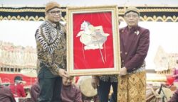 Wabup Kutim Kasmidi Bulang saat hadir dalam gelaran penyas seni budaya Jawa